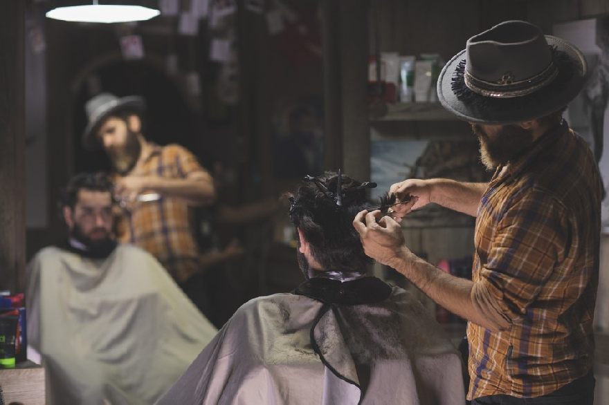 Barbier bei der Arbeit im klassischen Haarsalon sowie bei unserer Bestenliste der Top Friseure in Dortmund.