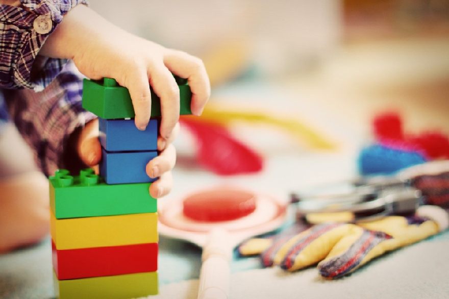 Kinderten Bausteine mit spielden Kind.