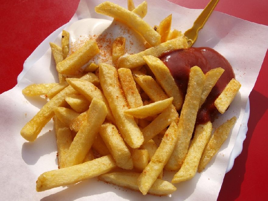 Pommes mit Ketschup.