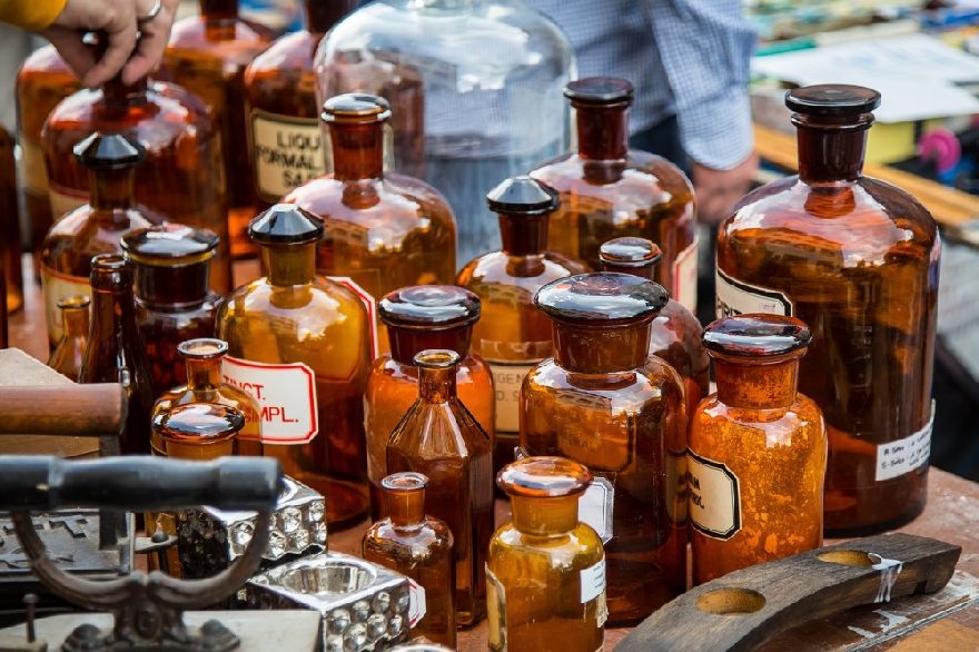 Glasflaschen am Flohmarkt.